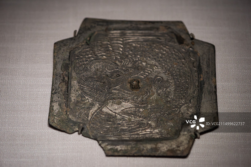 吴文化博物馆新九州特展展出的定州博物馆馆藏文物唐代亚字形摩羯纹铜镜图片素材