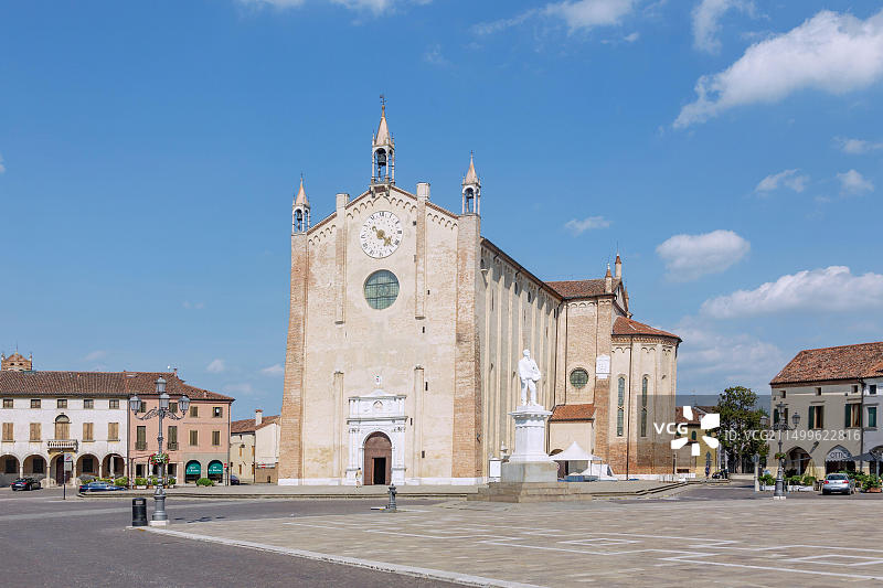 意大利威尼托蒙塔尼亚纳维托里奥广场和圣弗朗西斯科教堂图片素材
