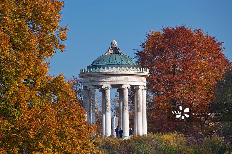 德国巴伐利亚州慕尼黑英国花园的单柱圆形神庙图片素材