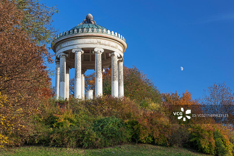 德国巴伐利亚州慕尼黑英国花园的单柱圆形神庙图片素材