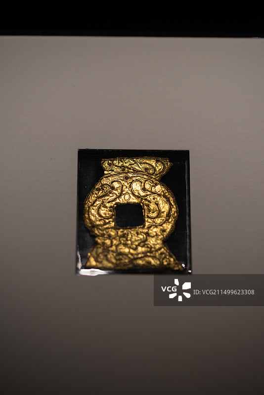 吴文化博物馆新九州特展展出的定州博物馆馆藏文物东汉亚字形金箔饰图片素材