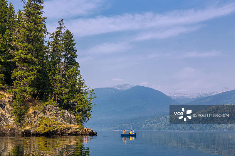 加拿大韦尔斯格雷省立公园清水湖上的皮划艇爱好者（已授权）图片素材