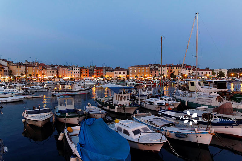 克罗地亚伊斯特拉罗维尼的傍晚港口图片素材