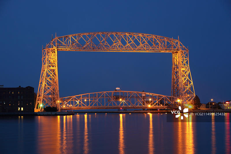 美国明尼苏达州德卢斯苏必利尔湖升降桥夜景图片素材