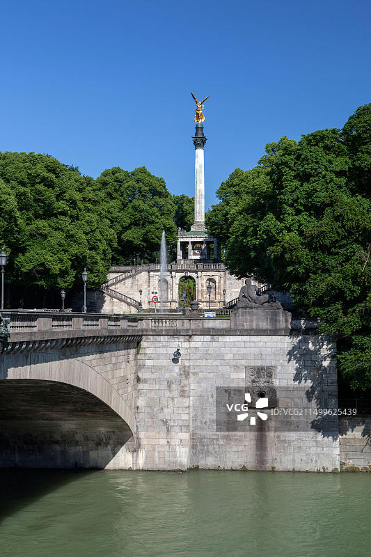 慕尼黑和平天使与伊萨尔河畔路易特波尔德桥图片素材