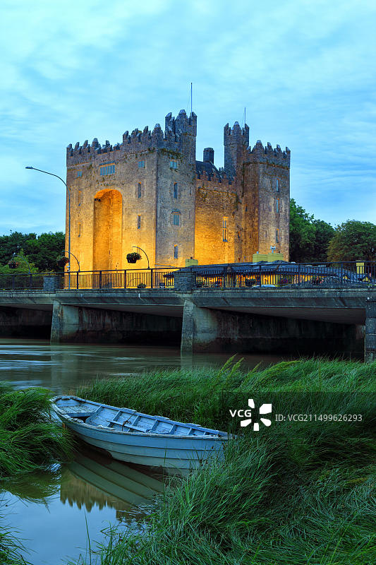 爱尔兰克莱尔郡邦拉提城堡夜景图片素材