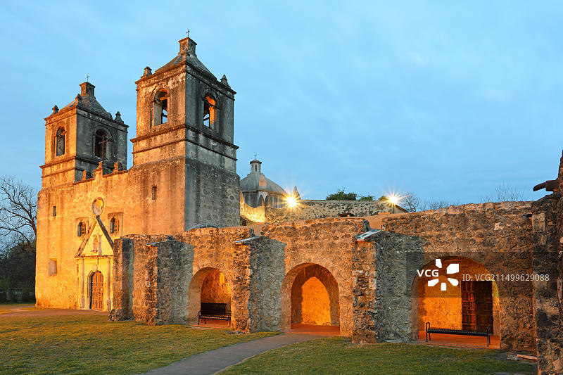 美国德克萨斯州圣安东尼奥康塞普西翁教堂暮光景色图片素材