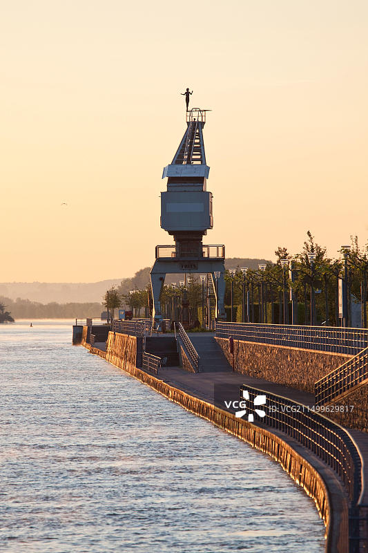 德国莱茵兰-普法尔茨：宾根莱茵河畔的工业起重机图片素材