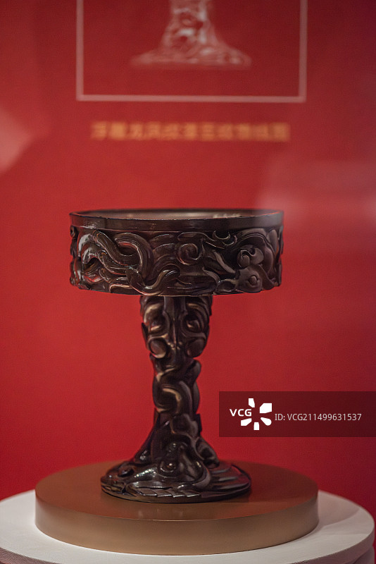 吴文化博物馆新九州特展展出的荆州博物馆馆藏文物战国浮雕龙凤纹漆豆图片素材