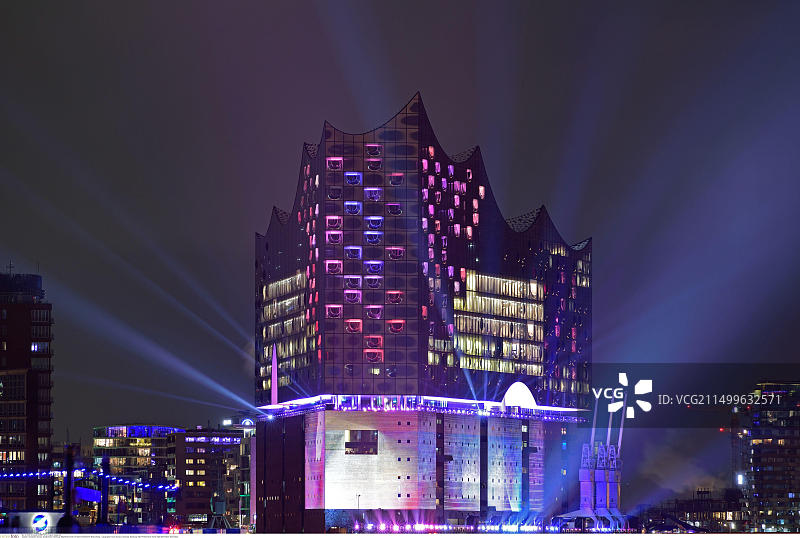 德国汉堡夜晚灯光下的易北爱乐音乐厅图片素材