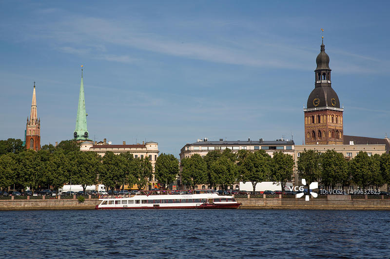 地理旅行：拉脱维亚里加道加瓦河畔的老城区景观图片素材