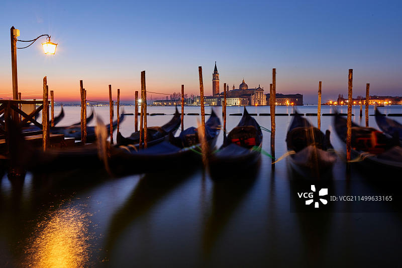 意大利威尼斯：贡多拉与圣乔治马焦雷教堂图片素材
