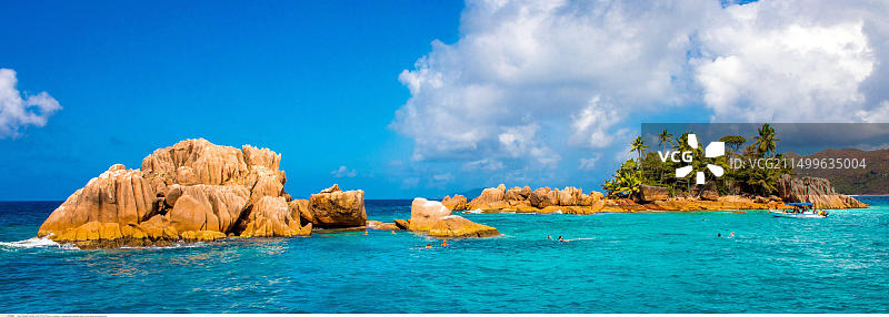 塞舌尔普拉兰圣皮埃尔花岗岩前潜水员图片素材