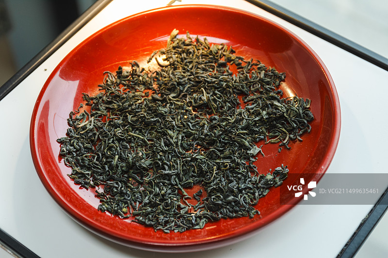 桌上盘子里的茶叶的高角度视图图片素材