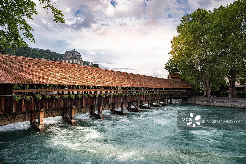 瑞士图恩阿勒河历史水闸风光图片素材