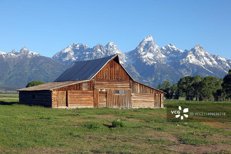 美国怀俄明州杰克逊大提顿国家公园羚羊平原摩门教街区的莫尔顿谷仓风光图片素材