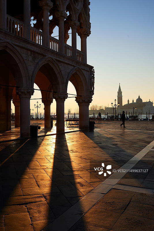 意大利威尼斯总督宫逆光景观图片素材