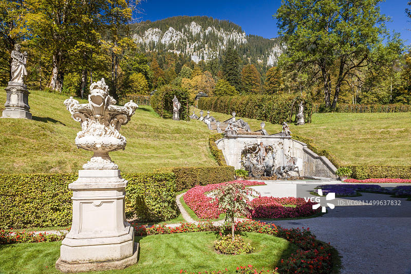 德国埃塔尔林德霍夫宫的海王星喷泉图片素材