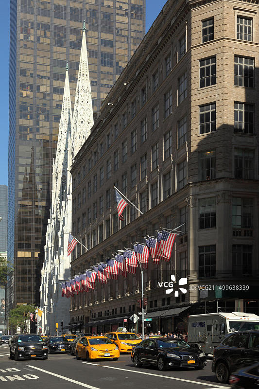 美国纽约第五大道萨克斯百货与圣帕特里克大教堂图片素材