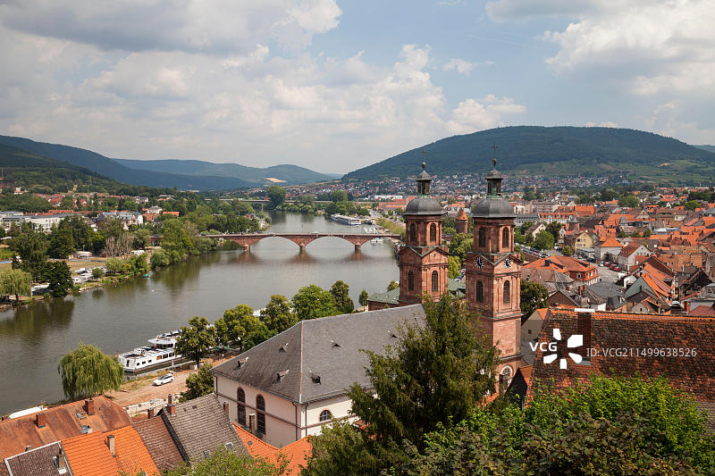 德国巴伐利亚州米尔滕贝格：美因河和圣雅各布教区教堂的城市景观图片素材