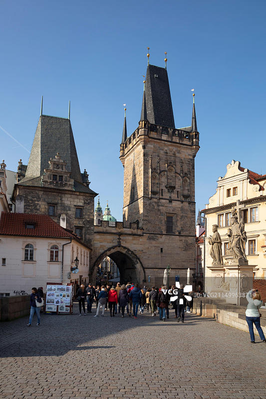 捷克波西米亚布拉格查理大桥和小城区桥塔图片素材