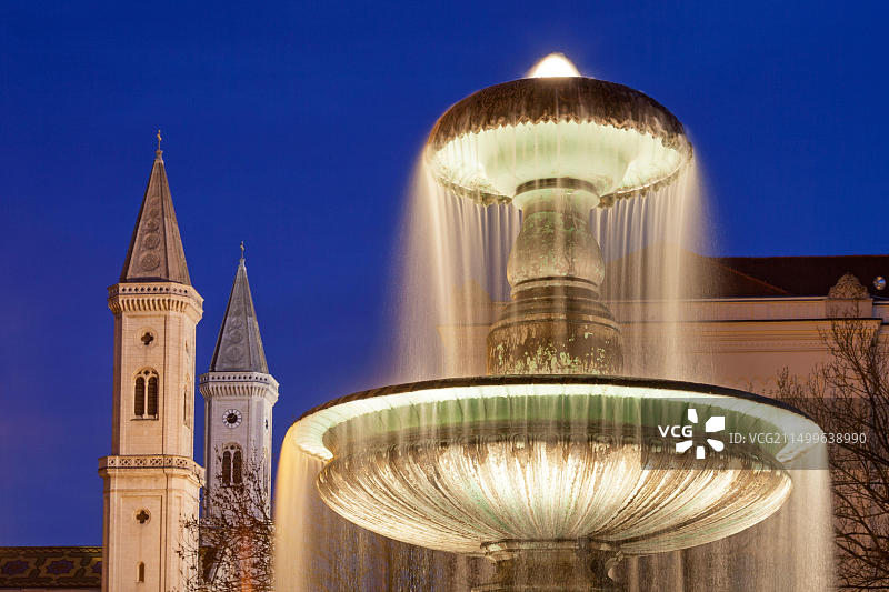 德国巴伐利亚慕尼黑路德维希-马克西米利安大学外的喷泉图片素材