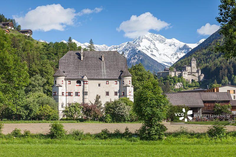 意大利南蒂罗尔：陶弗雷尔山谷的Neumalens鹿架和陶弗雷斯城堡图片素材