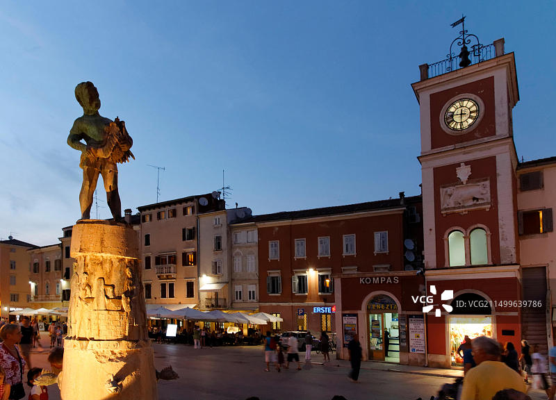 克罗地亚伊斯特拉丰塔纳广场钟楼图片素材