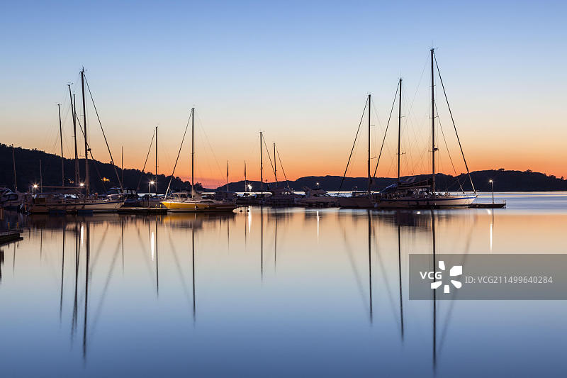瑞典布胡斯菲耶尔巴卡港口帆船夜景图片素材
