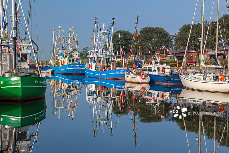 德国石勒苏益格-荷尔斯泰因 Friedrichskoog 港口的渔船图片素材