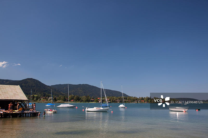 德国巴伐利亚罗塔赫-埃根：泰根湖上的船屋和帆船图片素材