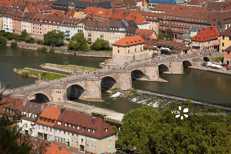 德国巴伐利亚维尔茨堡老缅因桥，从马里恩贝格要塞眺望图片素材