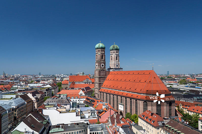 德国巴伐利亚慕尼黑市政厅塔楼俯瞰圣母教堂图片素材