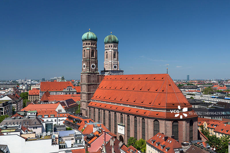德国巴伐利亚慕尼黑市政厅塔楼俯瞰圣母教堂图片素材