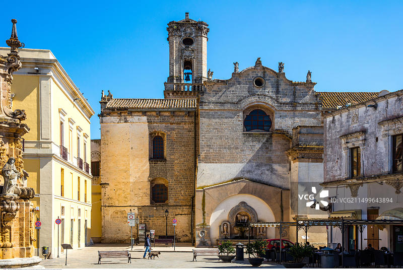 意大利纳尔多的萨兰德拉广场与圣多明我教堂和公牛喷泉图片素材