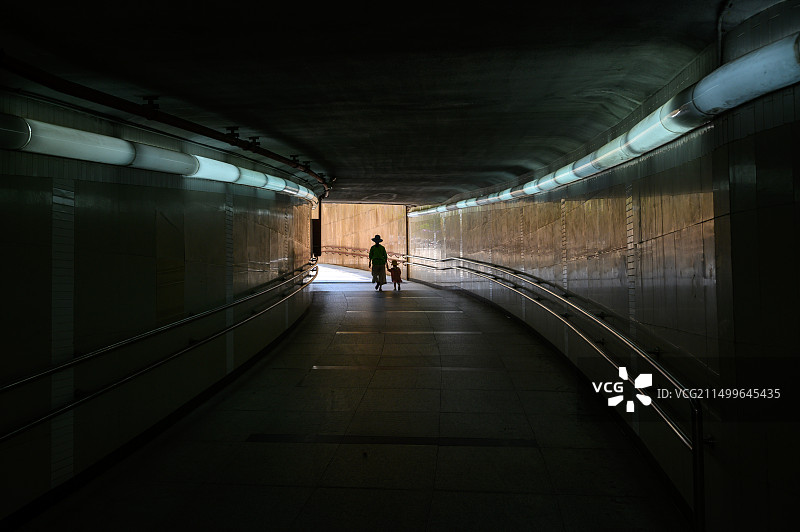 《陪你长大》图片素材