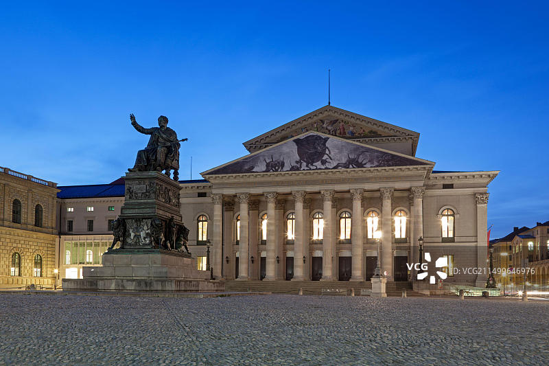 德国巴伐利亚慕尼黑国家剧院和约瑟夫纪念碑图片素材