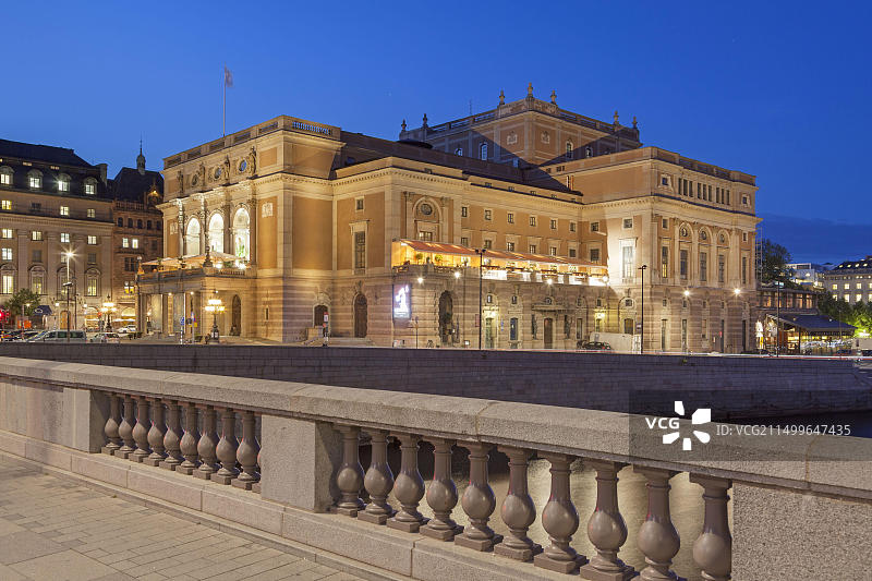瑞典斯德哥尔摩，古斯塔夫·阿道夫广场的皇家歌剧院图片素材