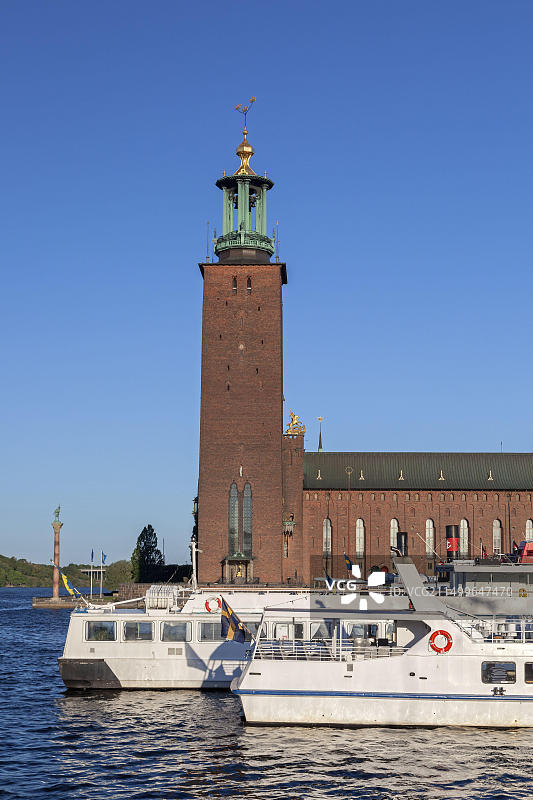 瑞典斯德哥尔摩市政厅和渡轮码头图片素材