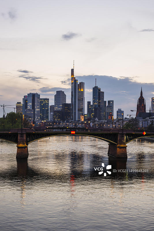 德国黑森州日落时分的银行区天际线图片素材