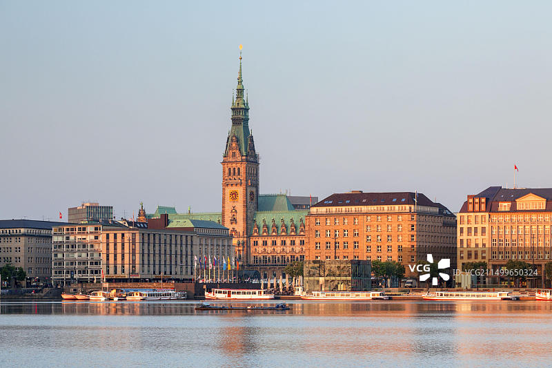 德国汉堡内阿尔斯特河与市政厅风光图片素材