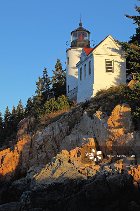 美国缅因州沙漠山岛日出时分的巴索港灯塔图片素材