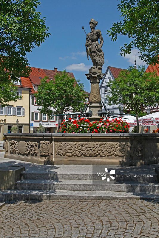 德国巴登-符腾堡州厄林根：集市广场上的阿尔布雷希特伯爵喷泉图片素材