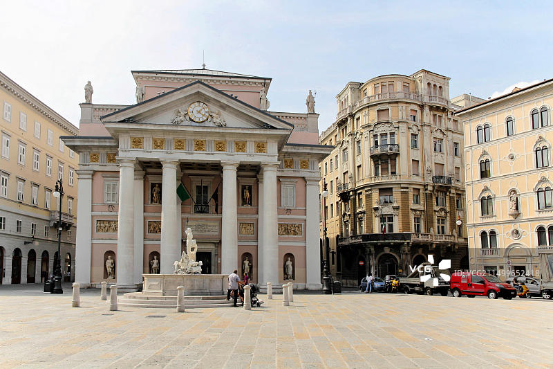 意大利的里雅斯特老证券交易所和海王星喷泉图片素材