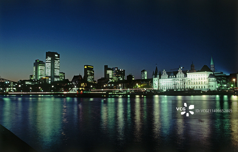 德国黑森州法兰克福夜间城市天际线风光图片素材
