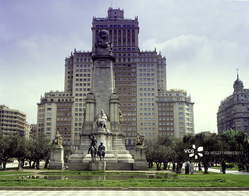 西班牙马德里西班牙广场塞万提斯雕像图片素材