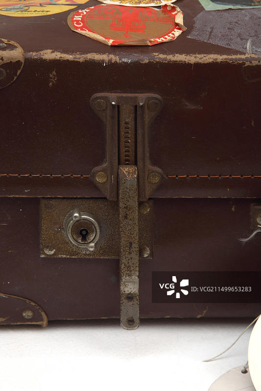 带有旅行贴纸和棘轮锁的复古皮革Everlasta手提箱图片素材