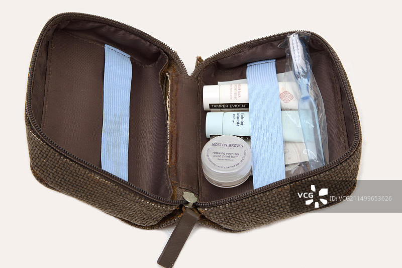 Molton Brown旅行洗漱套装：润肤霜、牙膏、牙刷和元志脉搏膏图片素材