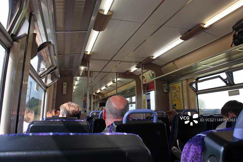 在英国曼彻斯特到谢菲尔德火车上的乘客，铁路旅行图片素材