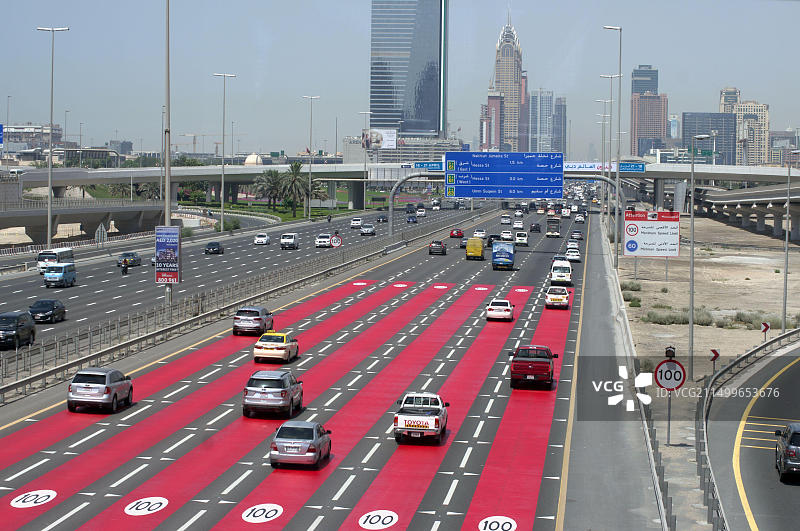 六车道高速公路和通往商业中心的车流图片素材